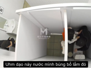 Chơi public em cave hàng ngon trong nhà vệ sinh công cộng quá tuyệt vời